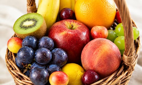 Panier Fruité : panier en osier rempli de fruits de saison