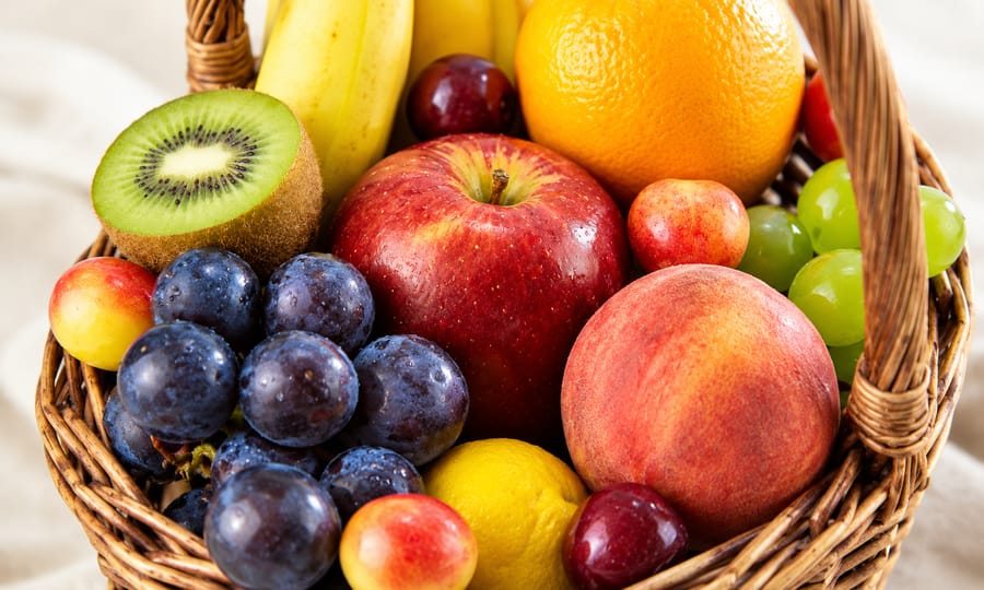 Panier Fruité : panier en osier rempli de fruits de saison